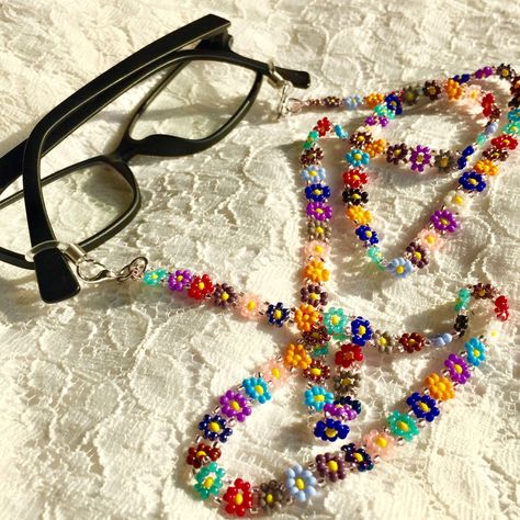 Eyeglasses Necklace, Beaded Daisy Chain, Woman Neck, Chain Aesthetic, Daisy Chain Necklace, Cottagecore Accessories, Flower Glasses, Beadwork Jewelry, Beaded Daisy