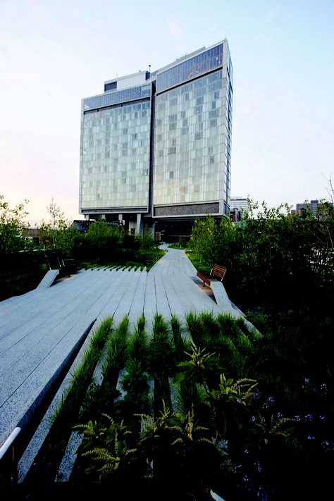 Standard Hotel & Chelsea Highline. From Landscapes in Landscapes: http://www.randomhouse.com/book/204463/landscapes-in-landscapes-by-piet-oudolf-and-noel-kingsbury Chelsea Highline, Piet Oudolf, Standard Hotel, Chelsea Hotel, Marina Bay, Marina Bay Sands, Chelsea, Voyage, New York