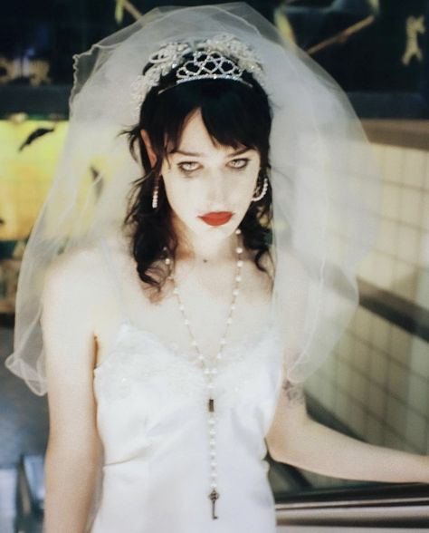 Runaway Bride Photoshoot, Esoteric Wedding, Goth Wedding Dress White, Grunge Bride, Effy Aesthetic, Wedding Diy Decorations, Dark Bride, Halloween Moodboard, Grunge Wedding