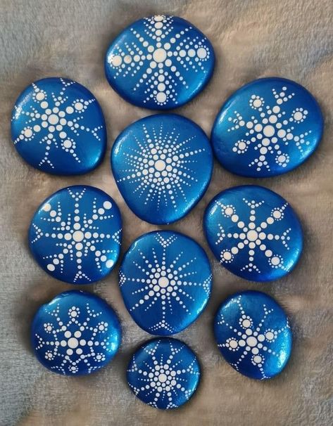 Painting Snowflakes, Christmas Pebble Art, Christmas Mandala, Diy Rock Art, Mandala Painted Rocks, Mandala Rock Art, Stone Art Painting, Painted Rocks Kids, Christmas Rock