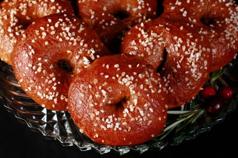 Homemade Gingerbread Bagels Recipe - Celebration Generation Sponge Toffee Recipe, Sponge Toffee, Christmas Muffins, Fruit Curd, Bagels Recipe, Homemade Gingerbread, Easy Candy, Toffee Recipe, Christmas Morning Breakfast