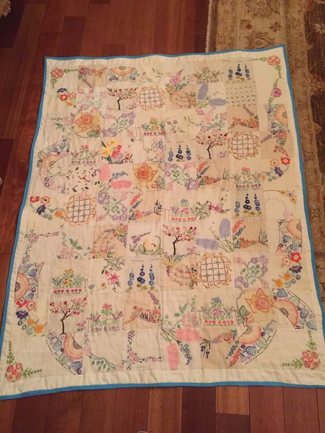 Handkerchief Crafts, Hungarian Embroidery, Embroidered Quilts, Embroidery Transfers, Embroidery Patterns Vintage, Old Quilts, Linen Quilt, Patchwork Quilting, Vintage Handkerchiefs