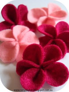 Felt Flowers Tutorial, Felt Flower Tutorial, Diy Fleur, Felt Flowers Diy, Diy Flores, Fleece Hats, Fleurs Diy, Flowers Tutorial, Felt Flower