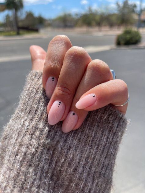 Minimalist Almond Nails, Classy Almond Nails, Almond Nail Art, Nude Nail Designs, Minimal Nails, Almond Nails Designs, Almond Acrylic Nails, Cute Gel Nails, Oval Nails