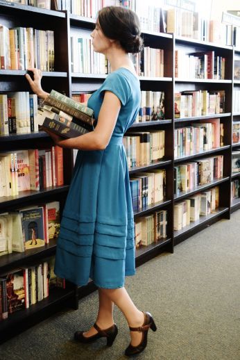 Librarian Style, Librarian Chic, Feminine Dress, Moda Vintage, Look Vintage, Book Shelf, Mode Vintage, Modest Dresses, Librarian