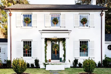 78 Festive Christmas Wreath Ideas For Every Space Southern Living Christmas, Southern Christmas, Christmas Open House, Charleston Homes, Outdoor Holiday Decor, Home Inspiration, Outdoor Fireplace, Southern Living, Residential Design