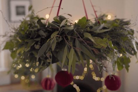 Find out how to make your own hanging ceiling wreath for your Christmas table with our step-by-step tutorial! Hanging Christmas Wreaths From Ceiling, Wreath Chandelier Christmas, Hanging Wreaths From Ceiling, Christmas Hanging Decorations Ceilings, Diy Christmas Chandelier, Ceiling Wreath, Chandelier Wreath, Wreath Chandelier, Candle Makeover