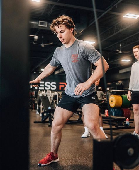 Connor Bedard, Hockey Girlfriend, Hockey Pictures, Michael Roberts, Hot Hockey Players, Ice Hockey Players, Nhl Players, Leg Day