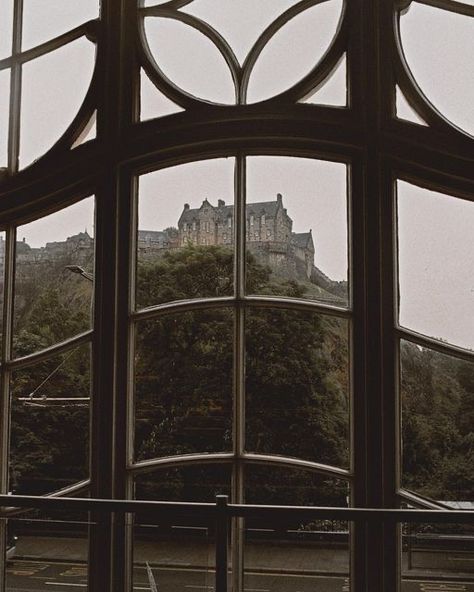 Edinburgh Aesthetic Dark Academia, Edinburgh Aesthetic Dark, Edinburgh Dark Academia, Academia Castle, Dark Academia Castle, Edinburgh Aesthetic, Uk Aesthetic, Boarding School Aesthetic, Things To Do In Edinburgh