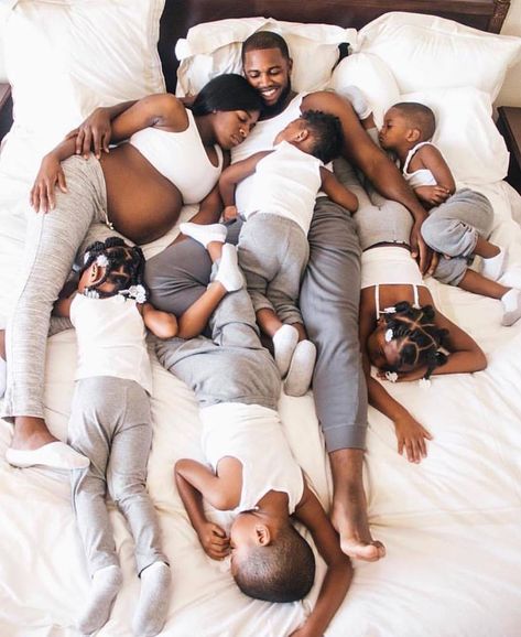 Family Maternity Pictures, Couple Noir, African American Family, Moms Goals, Mommy Goals, Black Family, Black Love Couples, Black Families, Family Fashion