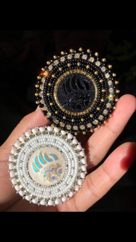 Native Cabochon Earrings, Beaded Cab Earrings, Beaded Earrings Native Beadwork Ideas, Beaded Earrings Native Beadwork, Beaded Popsocket, Indigenous Earrings, Indigenous Jewelry, Medallion Earrings, Native Earrings