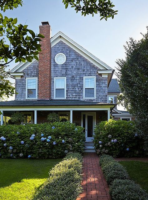 Farmhouse Hamptons, Hamptons Farmhouse, Farmhouse Tour, Shingle House, American Couple, Farmhouse Exterior Design, Shingle Style Homes, Victorian Farmhouse, Casas Coloniales