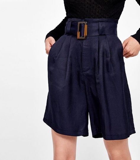 Zara Shorts With Belt Marta Ortega, Bermuda Shorts Outfit, Trouser Shorts, Shorts With Belt, Black Wardrobe, Zara Shorts, Shorts Women, Long Shorts, Summer Trends