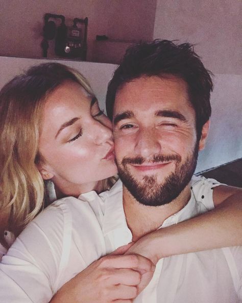 Emily VanCamp on Instagram: “Happy Valentine’s Day to the only human who could make me give a shit that it’s Valentine’s Day ❤️💋❤️” Emily Revenge, Revenge Tv Show, Revenge Series, Josh Bowman, Emily Thorne, Sharon Carter, Emily Vancamp, Cute Celebrity Couples, Jenni Rivera