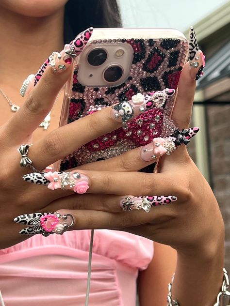 Nail Inspo Gyaru, Mcbling Nails Long, Purple Gyaru Nails, Bling Junk Nails, Long Gyaru Nails, Gyaru Nails Pink, Agejo Gyaru Nails, Gyaru Duck Nails, Gyaru Cheetah Print