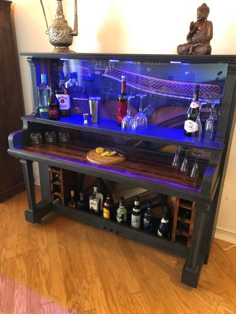 Old piano turned bar. See more on Facebook : loving it again Turn Piano Into Bar, Piano Turned Into Bar, Piano Bar Repurposed, Wood Bar Ideas, Diy Wine Bar, Piano Upcycle, Piano Makeover, Piano Repurpose, Coffee Hutch