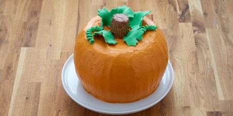 Halloween Pumpkin Bundt Cake Big Halloween Party, Anna Olsen, Pumpkin Shaped Cake, Pumpkin Bundt Cake Recipes, Iced Pumpkin Cookies, Sweety Pie, Pumpkin Bundt, Shaped Cake Pans, Anna Olson