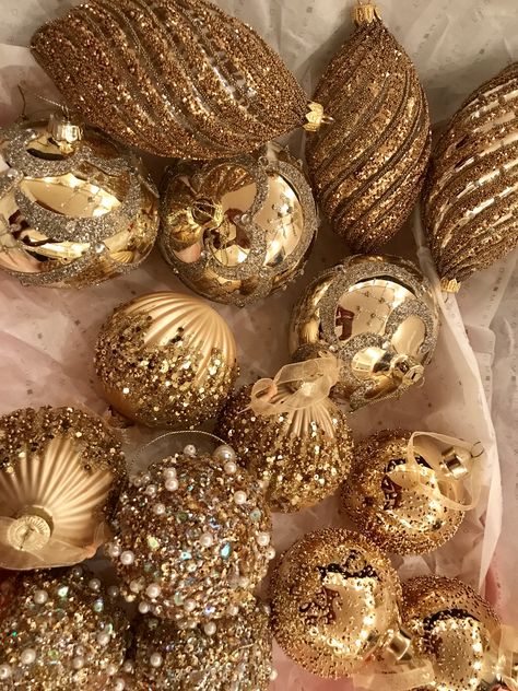 Gold Winter Aesthetic, Retro Room Decor Vintage, Gold Christmas Aesthetic, Room Decor Tiktok, Bedroom Decor Retro, Tiktok Decor, Gold Christmas Lights, Gold Christmas Ornaments, Golden Christmas