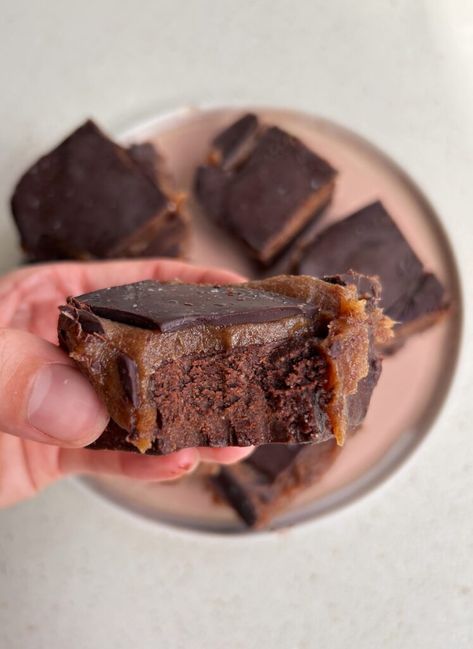 No Bake Caramel Brownie Bars Date Brownies No Bake, No Bake Date Bars Recipe, Sweet Tooth Healthy, Energy Bites Protein, Vegan Healthy Desserts, Chocolate Caramel Bars, Healthier Desserts Clean Eating, Gluten Free Dairy Free Desserts, Desserts Clean Eating