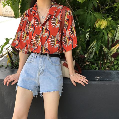 Aesthetic Hawaiian Outfit, Hawaiian Aesthetic Outfit, Hawaiian Print Shirts, 90s Fashion Outfits, Trik Fotografi, Tops Online, Hawaiian Print, Looks Vintage, Retro Outfits