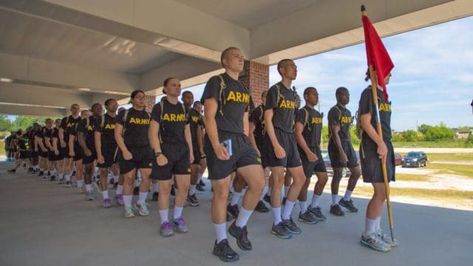 Us Army Basic Training, Army Boot Camp, Army Basic Training, Army Combat Uniform, Physical Challenges, Army Crafts, The Rifleman, Army Training, Basic Training