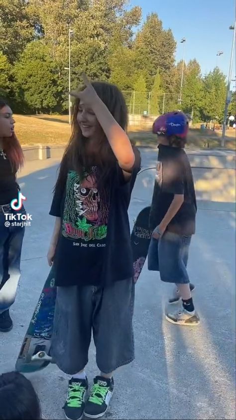 Comfy Skater Outfits, Baggie Cargo Pants Outfit, Baggy 90s Skater Aesthetic, Skater Jorts Outfit, 90s Skater Fashion Women, Baggy 90s Skater Outfit, Grunge Sporty Outfits, Skater Baggy Outfits, Jorts Outfit Idea Grunge