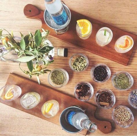 Brilliant idea. Gin&tonic tasting flight. Perfect with my beer flight boards Flight Boards For Beer, Gin Botanicals, Gin Tasting Party Ideas, Gin And Tonic Bar, Gin Festival, Beer Flight, Gin O Clock, Gin Tasting, Gin Bar