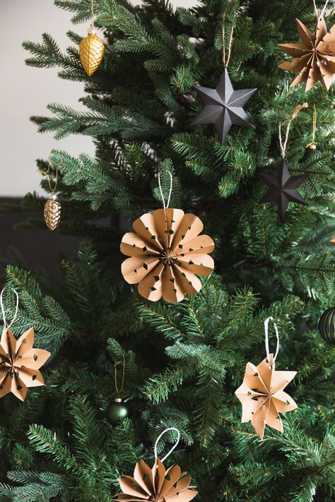 Top 10 DIYs from 2019 Diy Recycled Paper, Recycler Diy, Ways To Recycle, Diy Papier, Diy Garland, Diy Recycle, Paper Stars, Star Decorations, Primitive Christmas