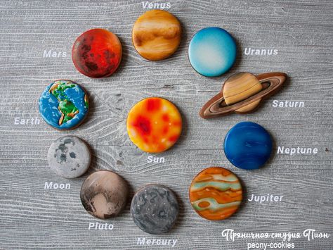 Cookie Solar System by Peony cookies Solar System Cookies Decorated, Planet Cookies Decorated, Planet Macarons, Solar System Cakes For Kids, Space Biscuits, Space Cookies Decorated, Clay Solar System, Solar System Cookies, Peony Cookies