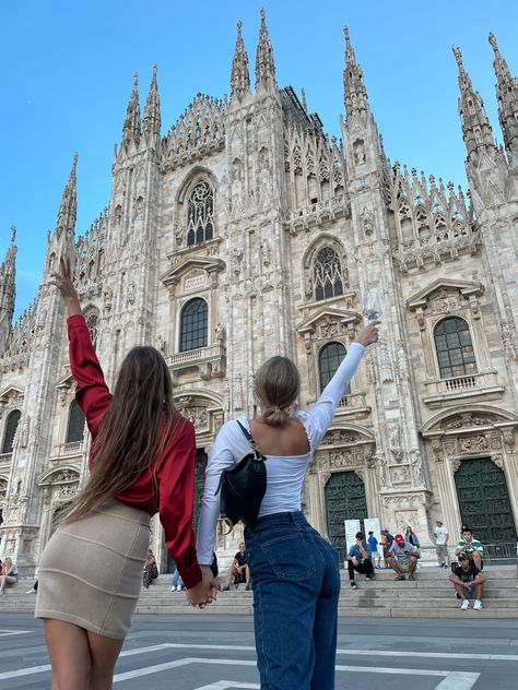 Two bff went on their hot girl summer to Milano. Friendship goals, Italian holidays, bff goals, hot girl summer, Milano Duomo, milano cathedral, traveling goals, idea for pictures with friend Milan Instagram, Milan Italy Travel, Milan Travel, Summer Abroad, European Summer Aesthetic, Comer See, Spain Aesthetic, Best Friend Forever, Italy Pictures