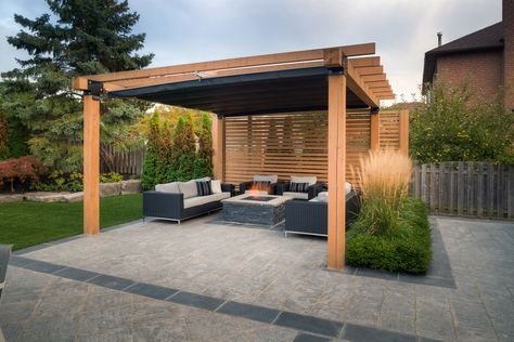 To maximize everyday use of this outdoor space, Pro-Land enlisted the services of ShadeFX to provide a solution for sunny days and rainy afternoons. Retractable shade Pergola Modern, White Pergola, Retractable Shade, Small Pergola, Backyard Shade, Modern Pergola, Backyard Gazebo, Backyard Privacy, Pergola Design