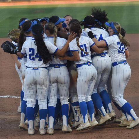 @uclasoftball on Instagram: “Celebrating the final day of the regular season and celebrating the anticipation of postseason. UCLA vs. Arizona at 1 on Pac-12 Network.…” College Softball Aesthetic, Soft Ball Aesthetic, Softball Girl Aesthetic, Ucla Softball, Aesthetic Softball, Softball Team Photos, Softball Aesthetic, College Softball, Softball Photos