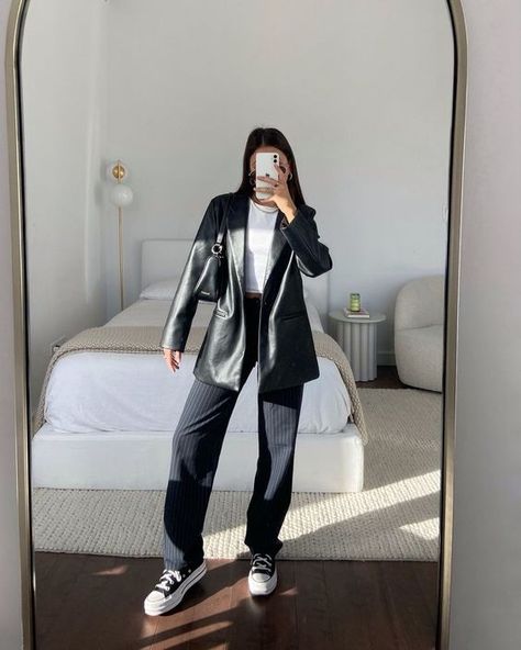 City Pants Outfit, Elegant Converse Outfit, Converse Platform Outfit Winter, Blazer Converse Outfit, Dress Pants And Converse Outfit, Blazer And Converse Outfit, Outfit Converse Platform, Outfit With Converse Platform, Pants With Blazer Outfit