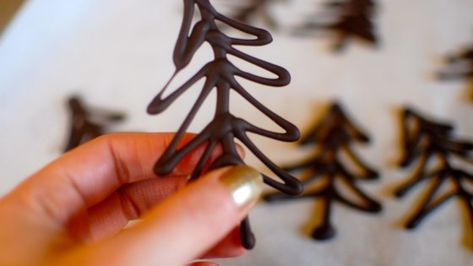 It is easy to make chocolate Christmas trees and they make great toppers for Christmas cakes, cupcakes, or desserts. Chocolate Buttermilk Cake, Chocolate Christmas Tree, Christmas Tree Food, Chocolate Tree, Chocolate Ideas, Buttermilk Cake, Dessert Places, Chocolate Christmas, Chocolate Design