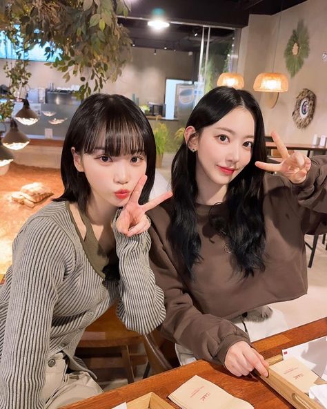 LE SSERAFIM SAKURA and CHAEWON taking a picture during the shooting of the variety show name FEARLESS KURA. Chaewon Sakura, Sakura Miyawaki, T Dress, Solo Pics, Hoodie Green, Pre Debut, Kpop Icons, Together Forever, Best Couple