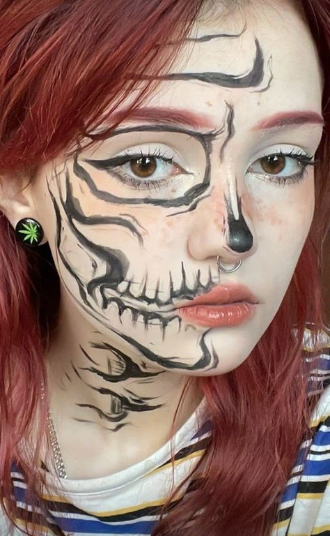 Skull Eyeliner, Easy Halloween Face Paint, Drawing For Halloween, Halloween Face Paint Ideas, Skull Face Makeup, Aesthetic Skull, Halloween Face Paint, Face Paint Ideas, Paint Tutorials