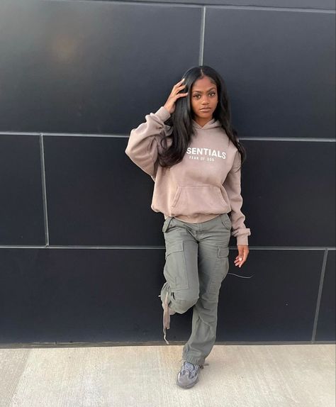 White Shoes Outfit Black Women, Yezzy Outfits Black Women, Yeezy Outfit Women, Yeezy Outfit, Shoes Outfit Fashion, Relaxed Outfit, Swag Outfits For Girls, Tomboy Style Outfits