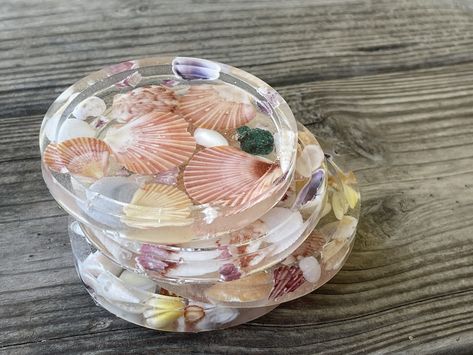 How to Make Resin Seashell Coasters - Hobbies on a Budget Resin Cup Coaster, Sea Shell Coasters, Seashell Coasters, Silicone Crafts, Seaside Crafts, Shell Coasters, Shell Pictures, Jeans Projects, Diy Resin Coasters