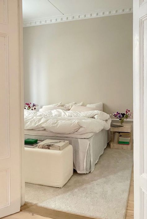 Matilda Djerf Bedroom, Matilda Djerf Room, Matilda Djerf Home, Minimalistic Room, White Bed, Matilda Djerf, Redecorate Bedroom, Long Story, White Bedroom