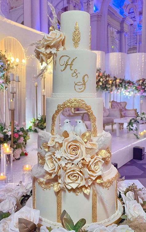 Wedding Cakes Elegant Romantic Gold, 4 Tier Wedding Cake With Flowers, Desi Wedding Cake, Golden Wedding Cake, 5 Tier Wedding Cakes, Fancy Wedding Cakes, Extravagant Wedding Cakes, 4 Tier Wedding Cake, Royal Wedding Cake