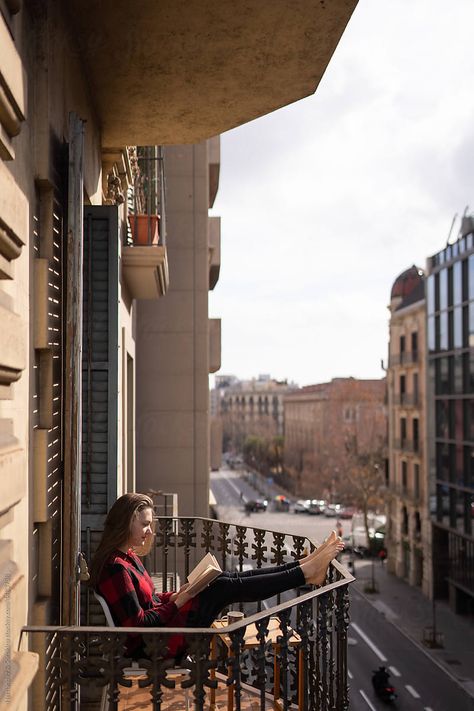 Reading On Balcony, Balcony Photography, Balcony Hanging Plants, Old House Decorating, Balcony Patio Ideas, Vintage Decor Ideas, Beautiful Balcony, Modern Decorating, Balcony View