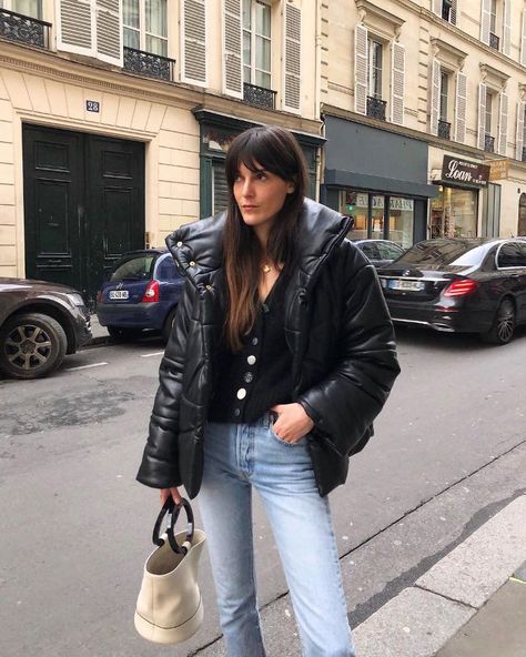 Stylish winter outfits with denim Puffer Outfits, Parisian Winter Style, Leia Sfez, Cardigan With Jeans, Best Puffer Jacket, What To Wear In Paris, Fall Winter Coat, Leopard Print Jeans, Rolled Up Jeans