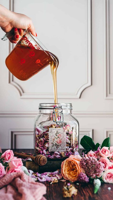 How to make rose infused honey 1 Edible Flower Garden, Hot Honey Recipe, Magic Food, Winter Moodboard, Honey Drink, Edible Flowers Recipes, Infused Honey, Best Edibles, How To Make Rose