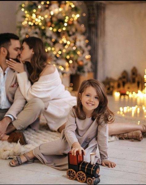 Indoor Christmas Photos, Christmas Mini Shoot, New Year Photoshoot, Studio Family Portraits, Christmas Poses, Christmas Family Photoshoot, Family Photos With Baby, Family Photoshoot Poses, Xmas Photos