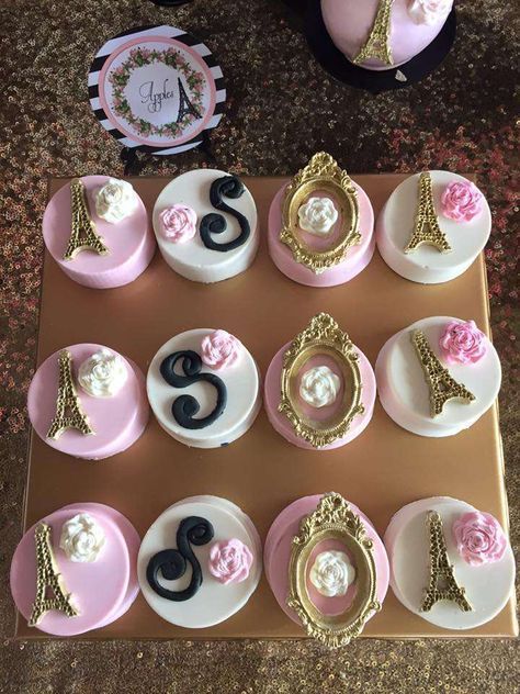 Paris Themed Desserts, Paris Theme Cupcakes, Paris Cupcake Ideas, Paris Birthday Cakes, Bolo Paris, Parisian Birthday, Parisian Birthday Party, Paris Themed Cakes, Paris Sweet 16