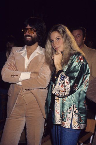 barbra streisand and jon peters Jon Peters, James Brolin, The Style Council, Barbara Streisand, Style Council, Celebrity Photography, 70s Inspired Fashion, Iconic Images, Barbra Streisand