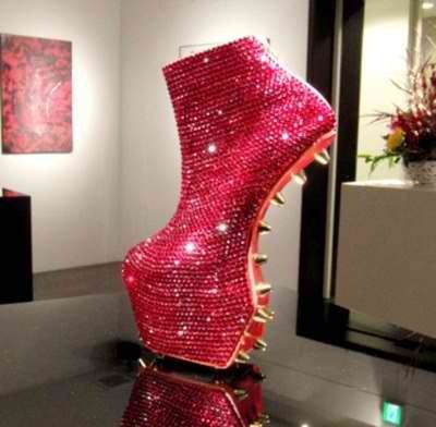 :) Lady Gaga Shoes, Creative Shoes, How To Make Shoes, Fashion High Heels, Crazy Shoes, Buy Shoes, Lady Gaga, New Shoes, Nice Shoes