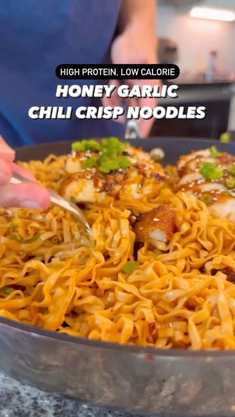 Chili Crisp Noodles, 500 Calorie Meal Prep, Garlic Chili Crisp, Momofuku Recipes, Stealth Health, 40g Protein, Chili Oil Recipe, 500 Calorie Meals, Low Carb Noodles