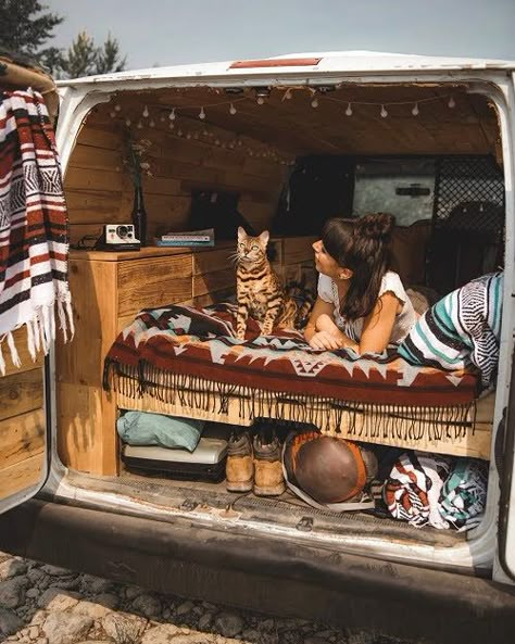 10 Tips & Tricks To Get Ready For Van Life With A Cat Kombi Food Truck, Kombi Motorhome, Kombi Home, Campervan Life, Van Life Diy, Vw Vintage, Campervan Interior, Hippie Van, Bus Life