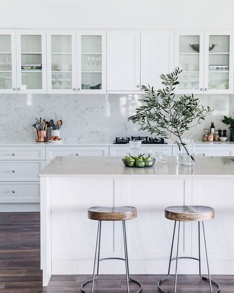 Hamptons Kitchen, Classic White Kitchen, Country Kitchen Designs, Shaker Style Kitchens, White Kitchen Design, Kitchen Farmhouse, Design Hotel, Farmhouse Style Kitchen, Modern Farmhouse Kitchens